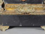 une horloge noire et or posée sur une table