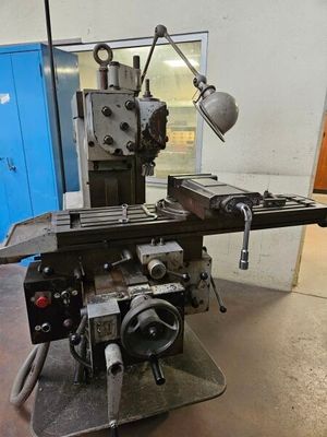 une machine posée sur une table dans une pièce