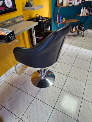 Trois fauteuils de coiffure en métal, simili cuir beige et n…