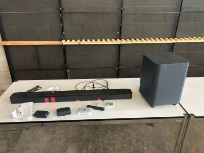 une table sur laquelle se trouvent un haut-parleur, des haut-parleurs et d'autres objets