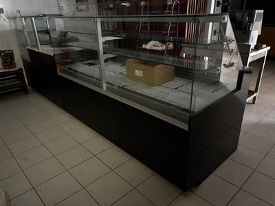 une image d'une vitrine dans un magasin