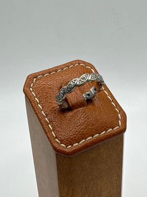 une bague dans un coffret en bois posé sur une surface blanche