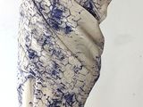 une image d'un mannequin vêtu d'un vêtement à motifs bleus et blancs