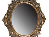 un miroir ouvragé, doté d'un cadre doré et d'un fond blanc
