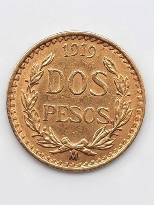 gros plan d'une pièce de monnaie sur une surface blanche avec un fond blanc