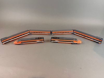 cinq harmonicas orange et noires posées sur une table
