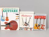 trois livres posés sur la table, avec des guitares dessinées dessus