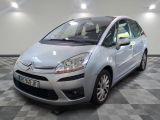 la petite voiture argentée est garée sur un carrelage à carreaux