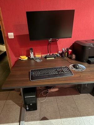 un bureau d'ordinateur sur lequel se trouvent un clavier et une imprimante