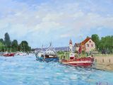 tableau représentant des bateaux dans un port, avec des maisons et des arbres en arrière-plan