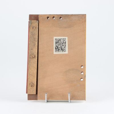 un livre en bois orné d'un dessin, posé sur une surface blanche