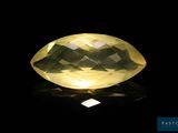 une pierre de quartz jaune sur une surface noire