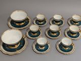 un grand nombre de tasses à thé et de soucoupes posées sur une table