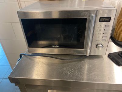 un micro-ondes posé sur une table