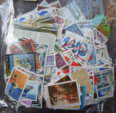 un sac rempli de timbres posé sur une table