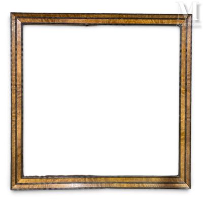 un cadre photo en bois sur fond blanc