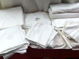beaucoup de serviettes blanches pliées sur une table