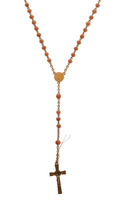 un collier de chapelet avec une croix suspendue à une chaîne