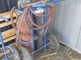un chariot équipé d'un tuyau et un chariot auquel est fixé un tuyau