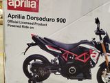 une boîte sur laquelle est représentée une moto
