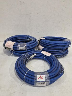 un lot de trois tuyaux bleus empilés les uns sur les autres
