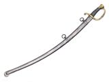 un gros plan d'une épée avec une poignée en métal sur fond blanc