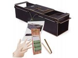 une boîte noire dans laquelle se trouvent une paire de mains tenant une cigarette