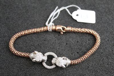 un gros plan d'un bracelet posé sur une table, avec une étiquette