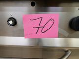 un autocollant rose à l'arrière d'une cuisinière