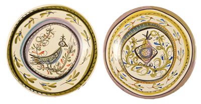 deux assiettes ornées de motifs sur un fond blanc