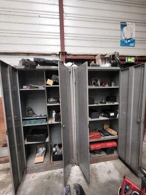 un garage contenant deux armoires métalliques et un vélo