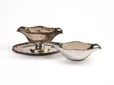 saucière et soucoupe plaquées argent sur fond blanc