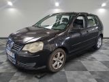 la photo d'une voiture de couleur sombre garée dans un garage