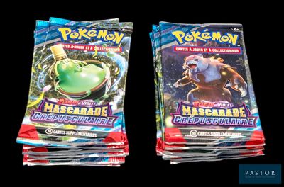 deux paquets de cartes à collectionner Pokémon empilés l'un sur l'autre