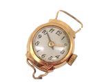 une montre en or avec une chaîne, sur fond blanc