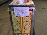 un chariot contenant beaucoup d'articles dans un entrepôt