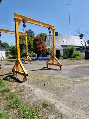 une grue posée au sol devant une maison