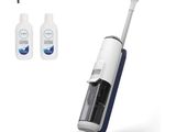 une image représentant un aspirateur bleu et blanc accompagné de produits d'entretien