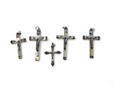 trois croix argentées sur une surface blanche, sur fond blanc