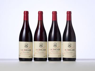 trois bouteilles de vin rouge posées sur une table