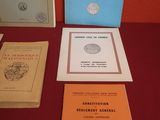 Plusieurs livres sont posés sur une table recouverte d'une nappe rouge.