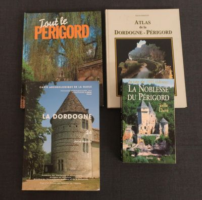 trois livres sont posés sur une table les uns à côté des autres