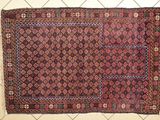 un gros plan d'un tapis posé sur un sol carrelé, avec un mur en arrière-plan
