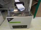 une machine dans laquelle se trouve un rouleau de papier