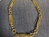 un bracelet plaqué or à maillons avec un fermoir