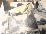 une pile de vieilles cartes postales posées sur une table
