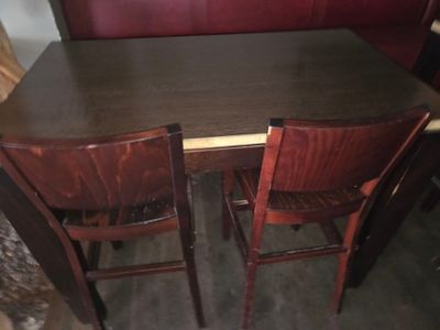 deux chaises placées autour de la table