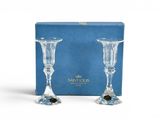 paire de verres à vin en cristal dans un coffret cadeau, posés sur un fond blanc