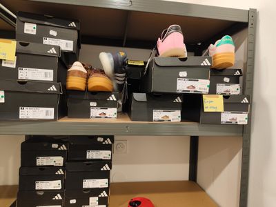 de nombreuses boîtes de chaussures posées sur une étagère dans une pièce