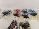 tout un tas d'objets divers rangés dans des sacs en plastique sur une table